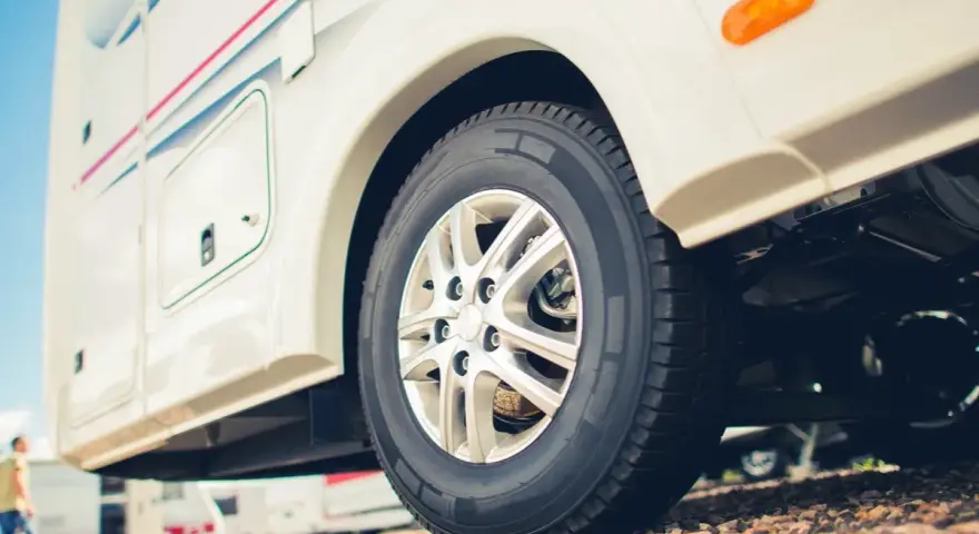 Pneus camping-car : le guide essentiel pour choisir et entretenir