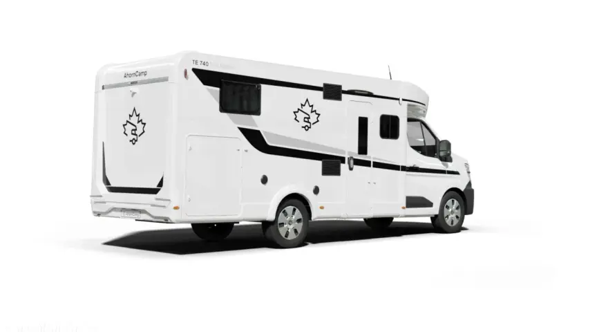 Biały kamper AhornCamp TE 740 First Edition z czarnymi detalami i logo liścia klonu. Gotowy na przygody!