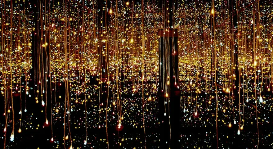 Salle miroir à l'infini, des lucioles scintillent sur l'eau, créant un spectacle lumineux enchanteur.
