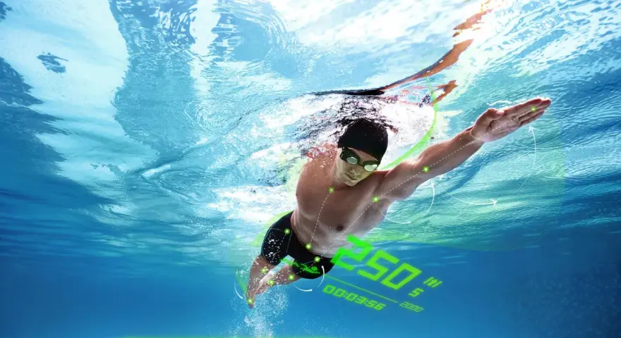 Un nageur concentré effectue un exercice de natation, avec des données de performance affichées numériquement.