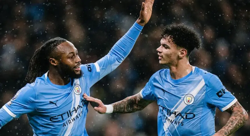 Dos jugadores del Manchester City celebran un gol contra el Newcastle.