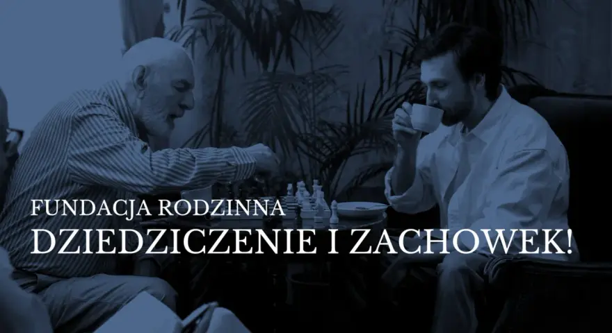 Dwóch mężczyzn gra w szachy. Jeden pije kawę, drugi zastanawia się nad ruchem. Fundacja rodzinna zajmuje się dziedziczeniem i zachowkiem dla bliskich.