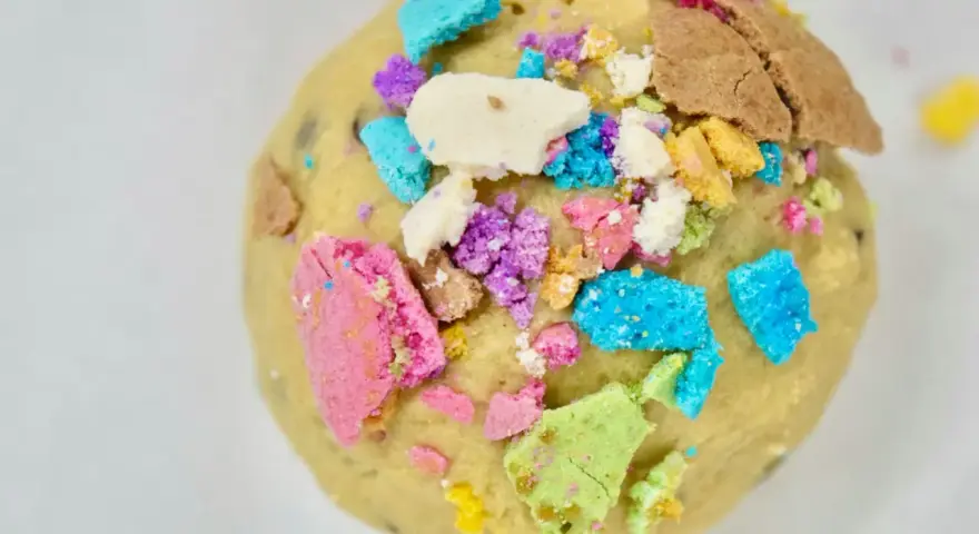 Ein Teigklumpen mit bunten Kekskrümeln, bereit zum bunte Kekse backen.
