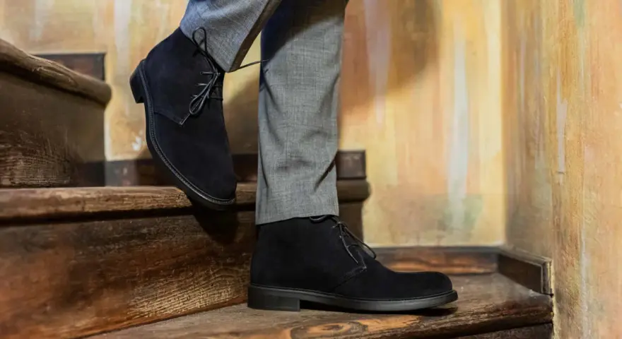 Eleganza casual: polacchine uomo scamosciate nere con pantaloni grigi, un abbinamento perfetto per un look sofisticato.