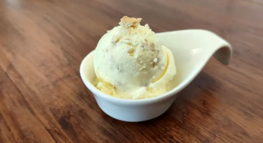 Cremiges Butterkeks Eis in einer weißen Schale, garniert mit Butterkeks-Krümeln. Ein Genuss für warme Tage.