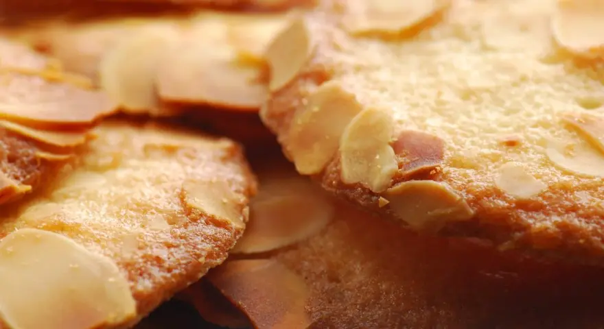 Krispiga mandelkakor, perfekta till fikat. Här är ett enkelt bondkakor recept för dig!