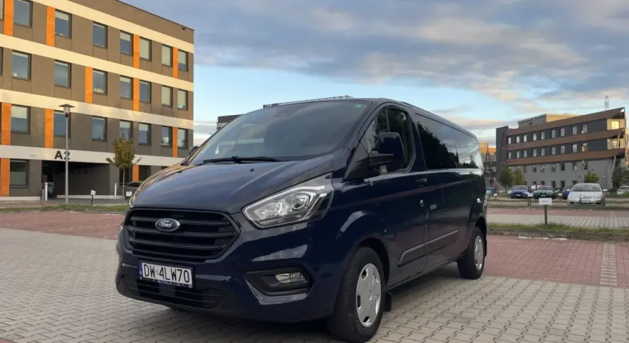 Ile kosztuje wynajem busa? Sprawdź ceny i ukryte koszty