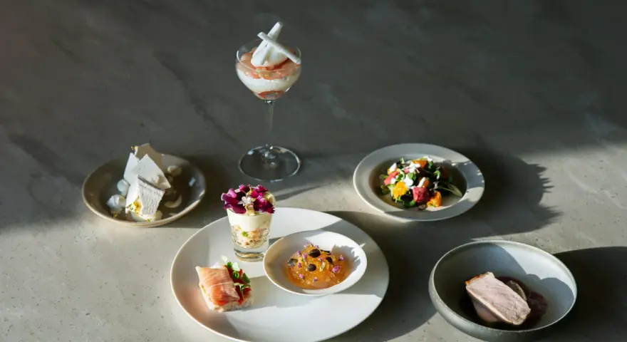 Platos delicados y postres en un restaurante, una experiencia sensorial que deleita la vista y el paladar.