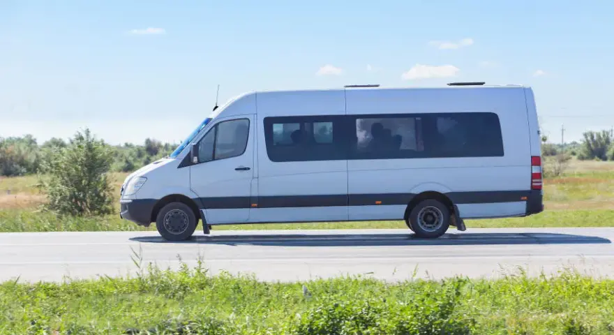 Ile osób może przewozić bus? Sprawdź przepisy i uniknij kar