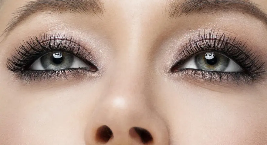 Oczy z makijażem smoky eyes, podkreślone długimi rzęsami i błyszczącym cieniem.
