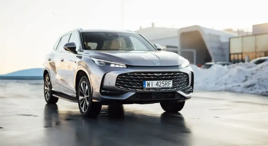 Szary SUV MG z polskimi tablicami rejestracyjnymi. Zastanawiasz się, co to hybryda? To połączenie silnika spalinowego i elektrycznego dla oszczędności i ekologii.