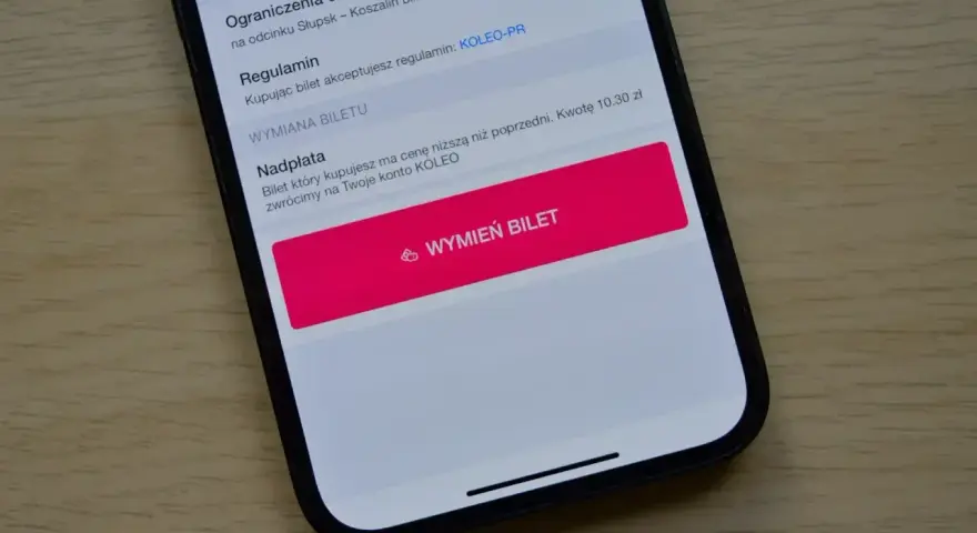 Ekran aplikacji mobilnej z opcją wymiany biletu PKP. Możliwy zwrot biletu online z nadpłatą 10.30 zł na konto KOLEO.