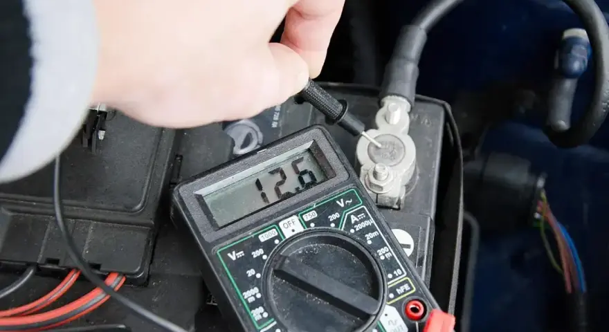 Multimetr pokazuje 12.6V, co jest dobrym wynikiem. Tak sprawdzisz stan akumulatora domowym sposobem.
