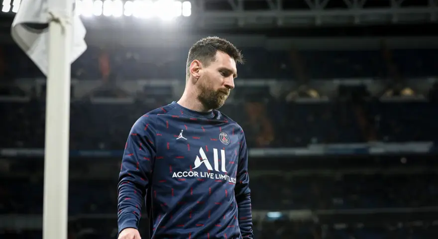 Lionel Messi w dresie PSG, zastanawia się, ile Messi zarabia na sekundę.