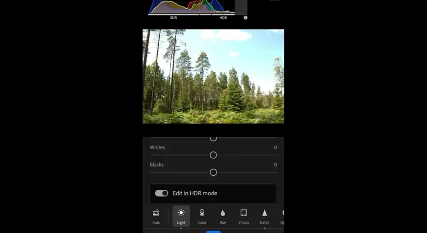 Skogslandskap med en histogramvy som visar SDR och HDR. En knapp för "Edit in HDR mode" är synlig.