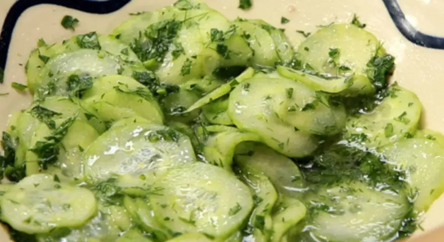 Frischer Gurkensalat mit Dill und einer leichten Vinaigrette. Ein einfacher, aber bester Gurkensalat, der zu vielen Gerichten passt.