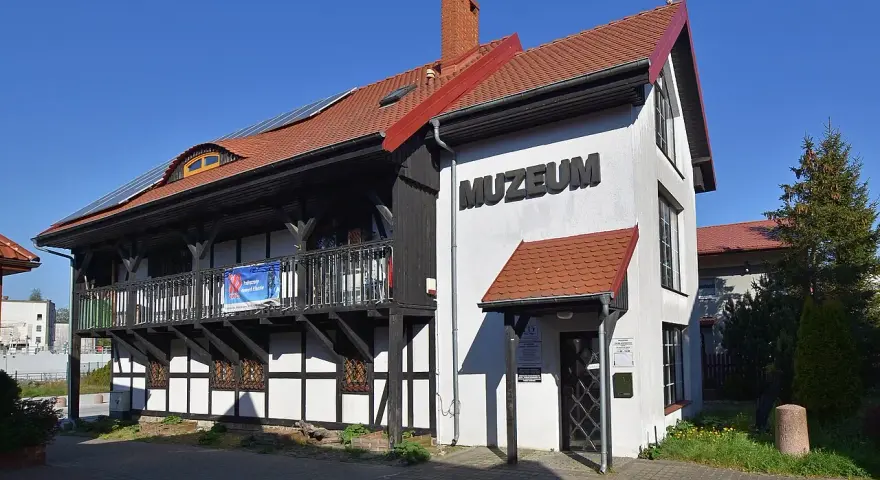 Muzeum Ziemi Usteckiej, z charakterystyczną architekturą szachulcową i nowoczesnymi panelami słonecznymi na dachu, zaprasza do odkrywania historii regionu.