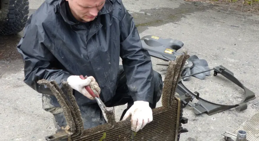 Czym skleić plastikowe elementy chłodnicy, aby uniknąć kosztownych napraw?