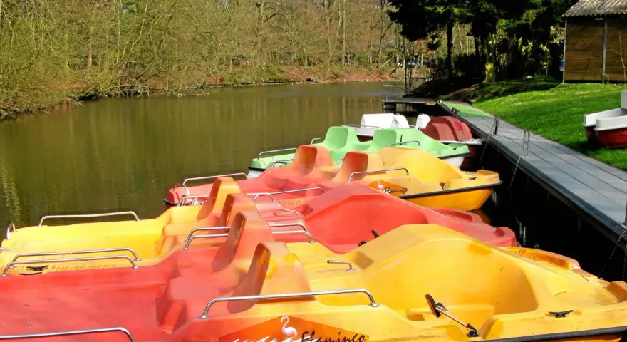 Bunte Tretboote, bereit für eine Fahrt auf dem See in Haltern.