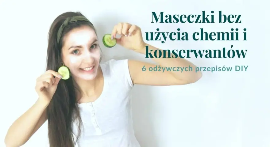 Uśmiechnięta dziewczyna z maseczką na twarzy i plasterkami ogórka. Dowiedz się, jak zrobić naturalne maseczki na twarz, 6 przepisów DIY.