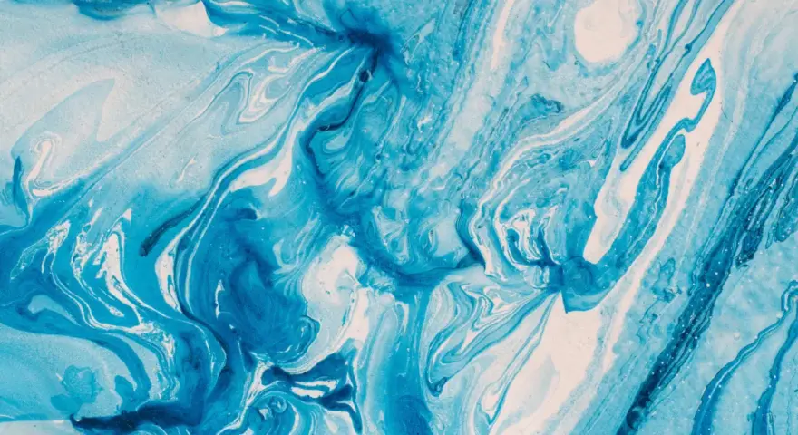 Vague bleue et blanche rappelant des vagues marines. L'acrylique résiste à l'eau, créant un effet marbré dynamique.