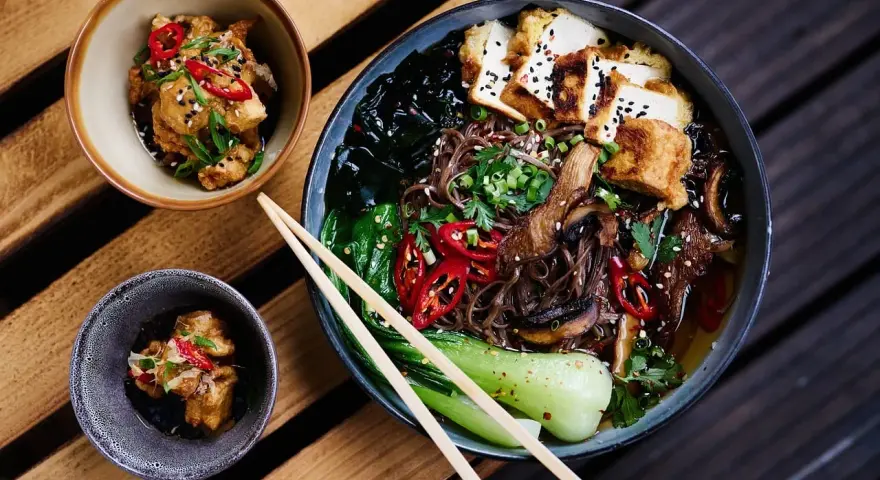 Aromaticzne curry ramen z tofu, grzybami i warzywami.