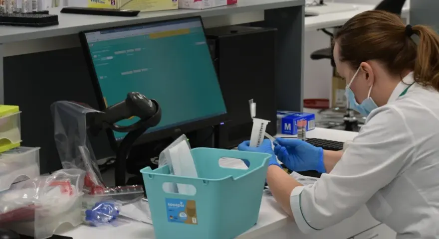 Pracownik laboratorium w maseczce i rękawiczkach przygotowuje próbki. Czy diagnostyka to dobre laboratorium? Tak, to miejsce precyzji.