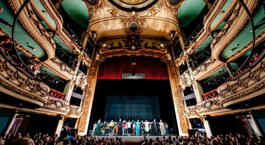 Widownia i scena w olśniewającym, zabytkowym teatrze, gdzie artyści dziękują za aplauz. To miejsce, gdzie rodzi się magia, największy teatr na świecie.