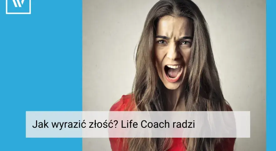 Kobieta krzyczy, pokazując, jak wyrażać złość. Life coach podpowiada, jak radzić sobie z emocjami.