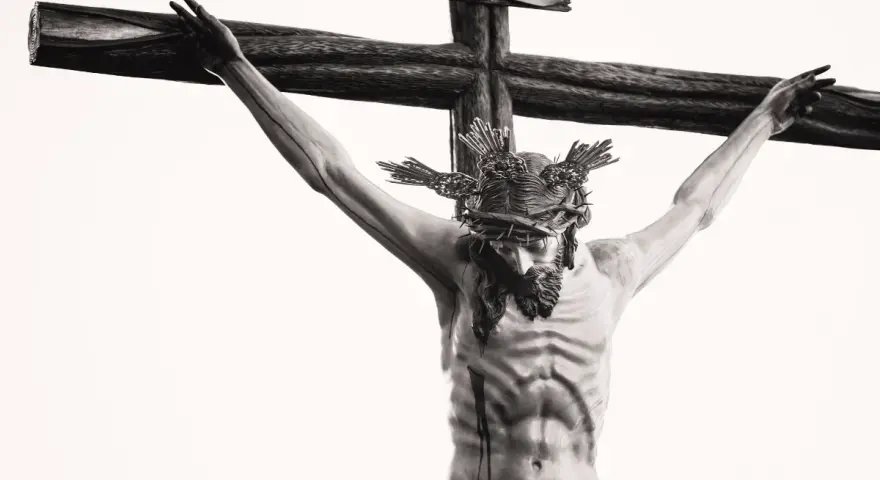 Jesus, im Alter von 33 Jahren, am Kreuz mit Dornenkrone.