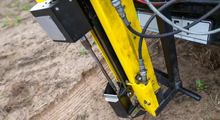 Żółta maszyna do badania gruntu, kluczowa dla określenia badania geotechniczne gruntu cena.