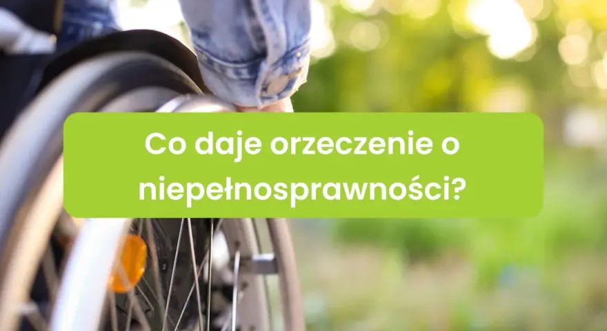 Fragment wózka inwalidzkiego i zielony prostokąt z napisem "Co daje orzeczenie o niepełnosprawności?".