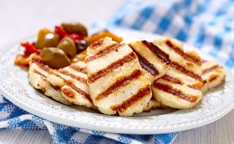 Halloumi jak zrobić: Prosty przepis na domowy ser, który zachwyca