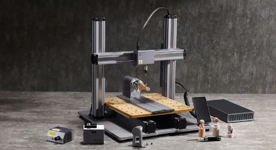 Drukarka 3D CNC z akcesoriami i wydrukowanymi figurkami.