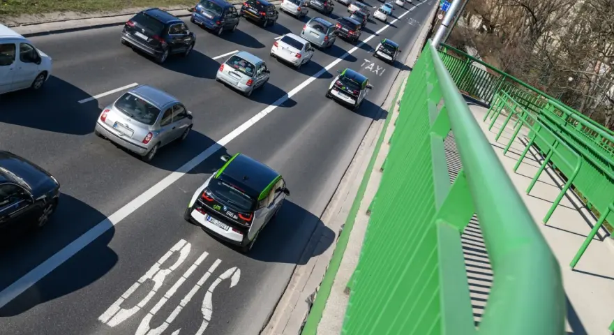 Na buspasie jedzie samochód elektryczny, pokazując, czy samochody elektryczne mogą jeździć buspasem.