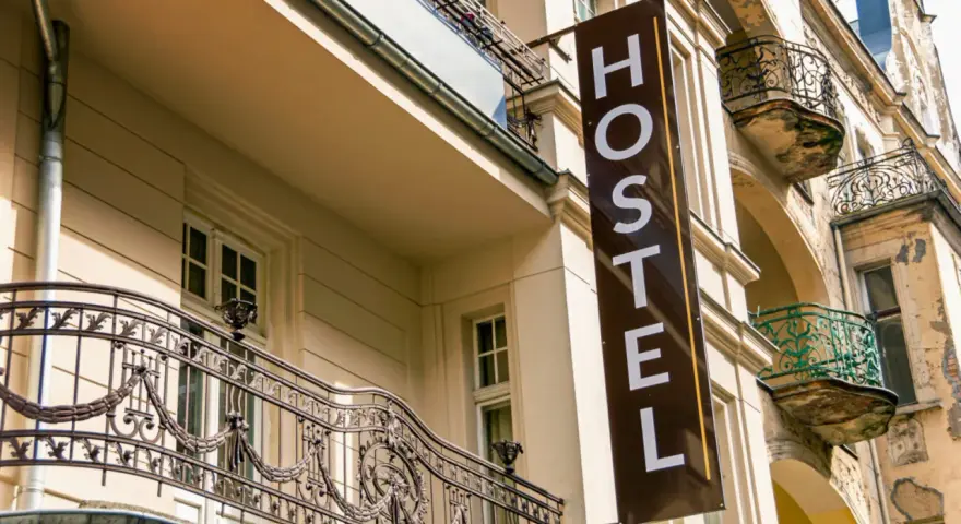 Nocleg w hostelu: Co musisz wiedzieć, zanim zarezerwujesz?