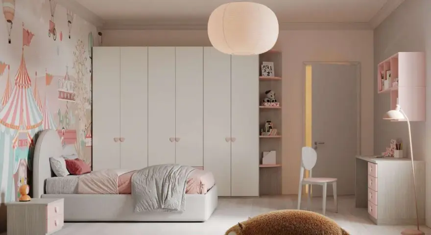 Camere ragazze moderne con letto, armadio bianco, scrivania rosa e un simpatico orso di peluche sul tappeto.
