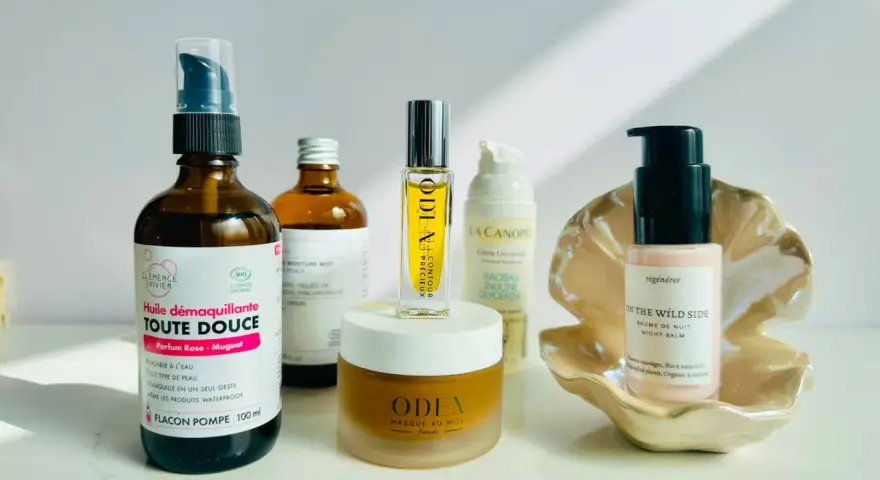 Routine peau sèche : huile démaquillante, brume hydratante, baume de nuit et masque au miel pour une peau nourrie et apaisée.