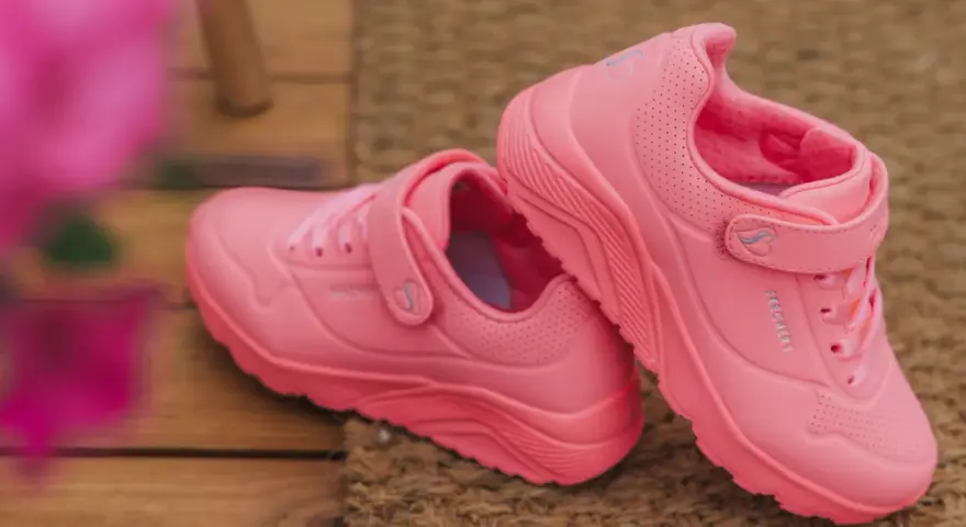 Różowe buty Skechers na rzepy, idealne buty na prezent dla małej damy.