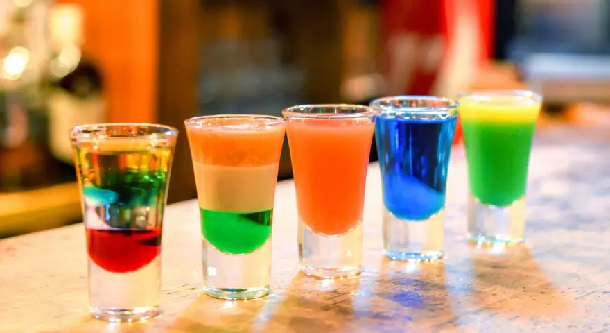 Shot z grenadyną: Zaskocz gości! Przepisy na kolorowe warstwy.