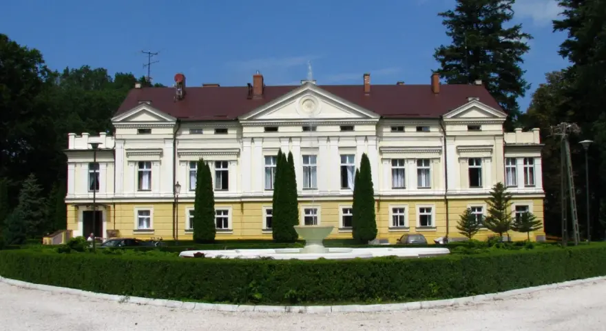 Pałac w Sasinie z fontanną i ogrodem.