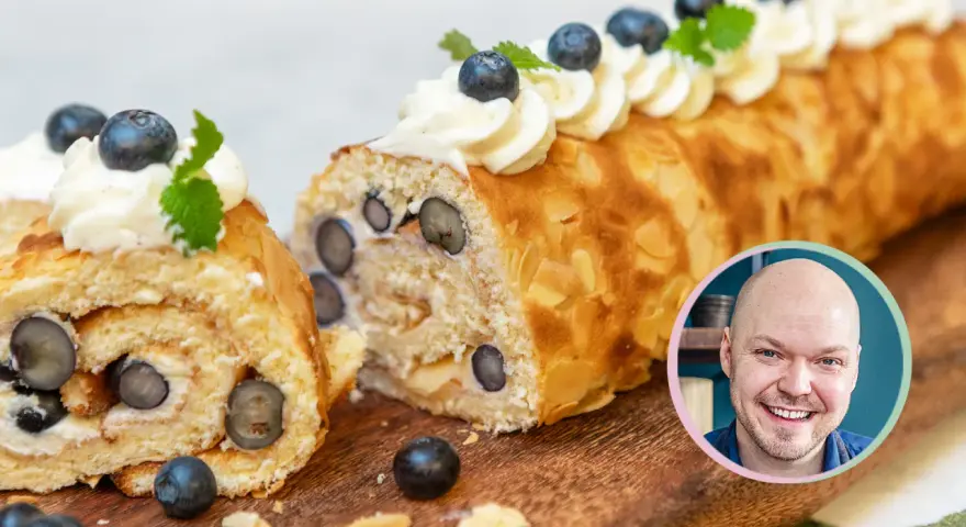En läcker rulltårta med blåbär och mandel, perfekt för fikat. Fredriks fika bjuder på detta härliga recept.