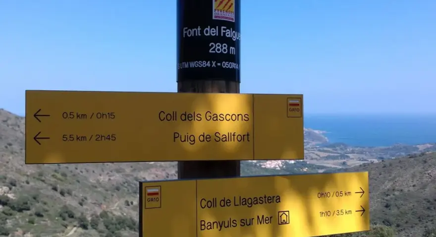 Panneau indicateur du GR10 près de Banyuls sur Mer. Le sentier mène à Coll dels Gascons, Puig de Sallfort et Coll de Llagastera.