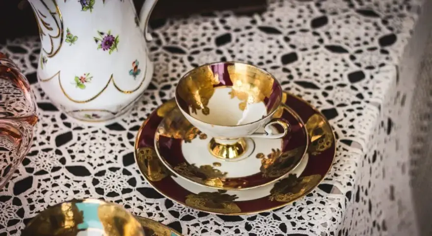 Elegancka porcelana, filiżanki i dzbanek ozdobione złotem i kwiatami. Idealne pamiątki, by poczuć klimat Austrii. Co przywieźć z Austrii? Takie cuda!