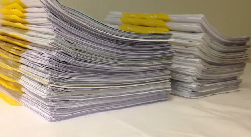 Stosy dokumentów, w tym te z żółtymi przekładkami, czekają na analizę. Kto wydaje orzeczenie o potrzebie kształcenia specjalnego?