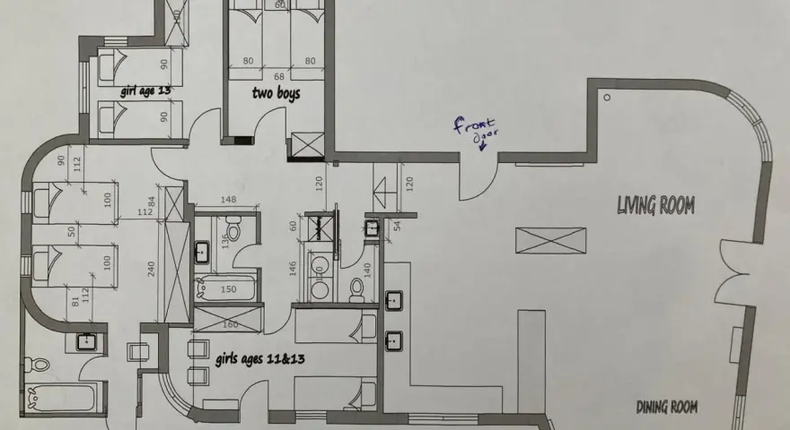 Pianta di un appartamento con camere da letto, bagni e zona giorno. La larghezza del corridoio è indicata in centimetri.