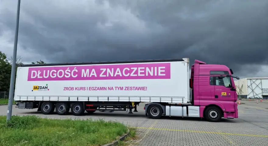 Prawo jazdy kat. C a ciągnik z przyczepą: Czy na pewno możesz?