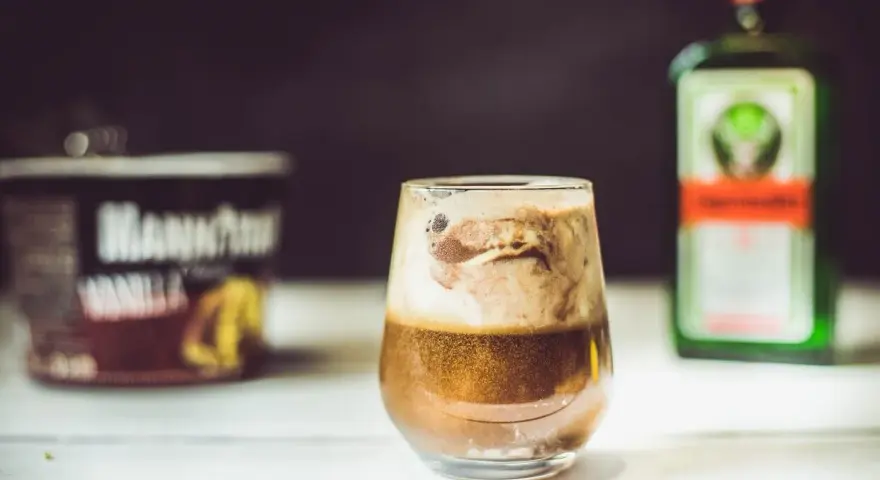 Pyszny drink z Jägermeisterem i lodami waniliowymi. Idealny na wieczór.