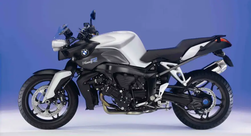Srebrno-czarny motocykl BMW K 1200 R z niebieskimi akcentami, gotowy do dynamicznej jazdy.