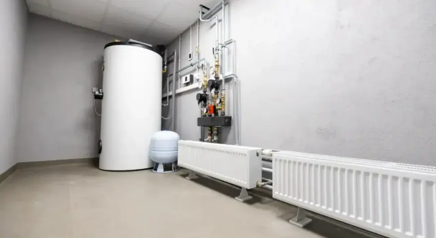 Kotłownia z bojlerem, pompami i grzejnikami. Widać tu instalację grzewczą, gdzie separator co zapewnia prawidłowy obieg wody.